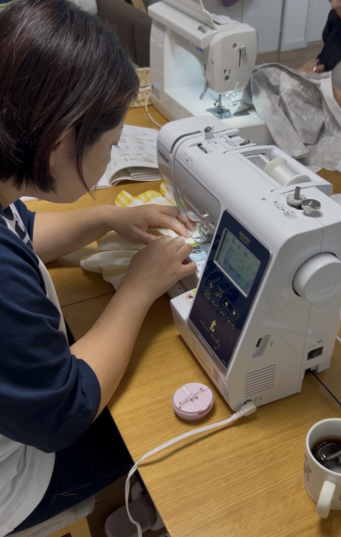 ミシンで子ども服を制作する受講生