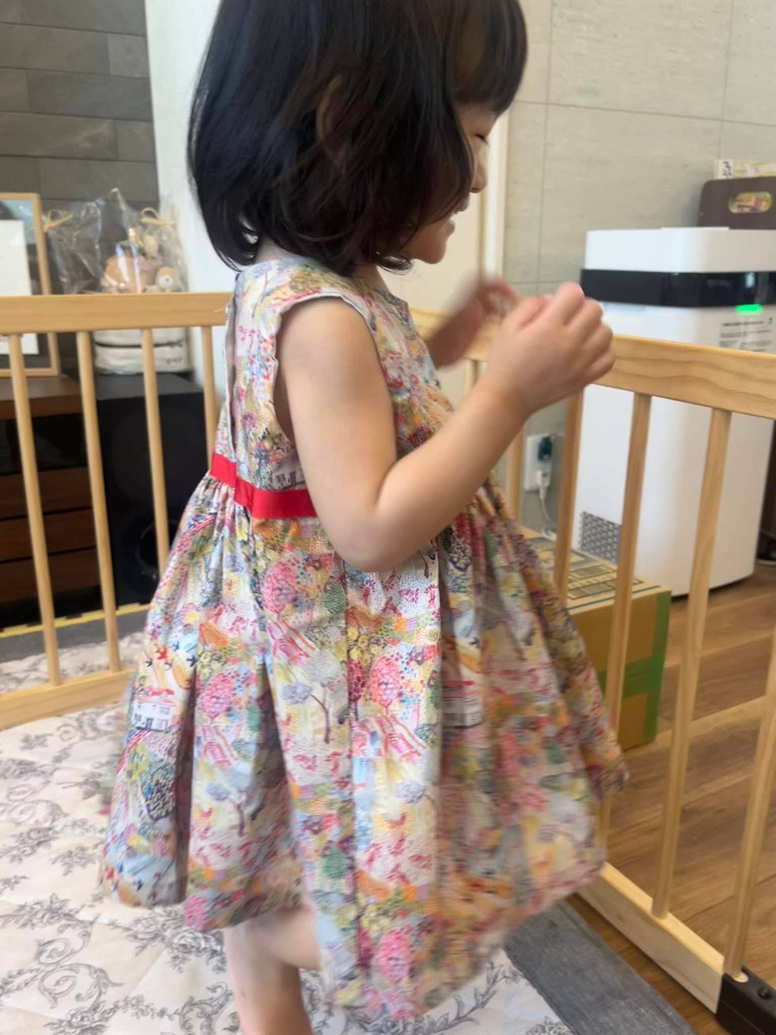 受講生が制作したワンピースを着る子ども