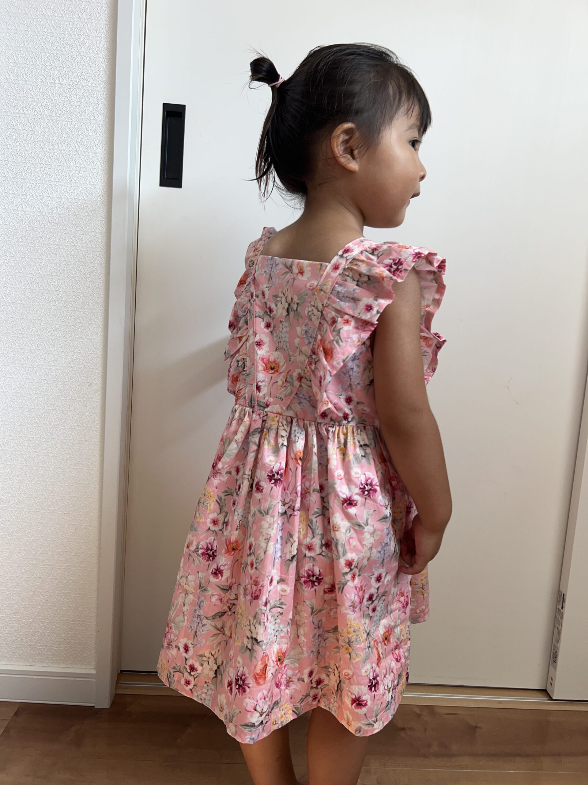 手作りの花柄ワンピースを着た子ども