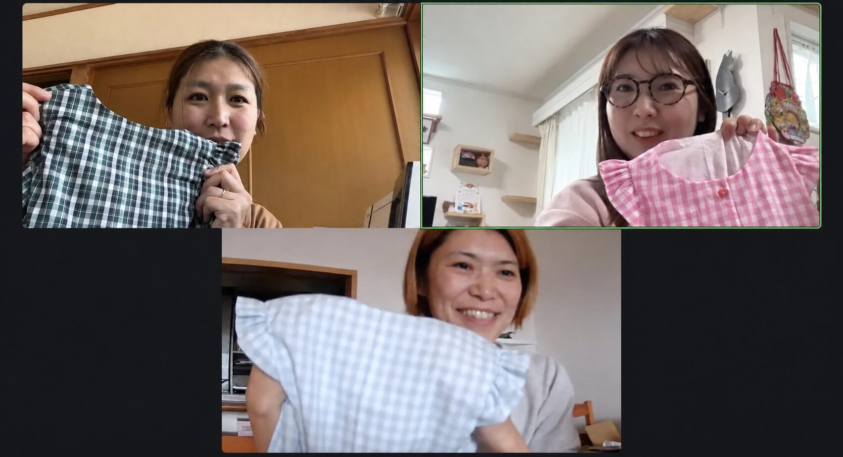 オンラインレッスンで完成した子ども服を見せる講師と受講生