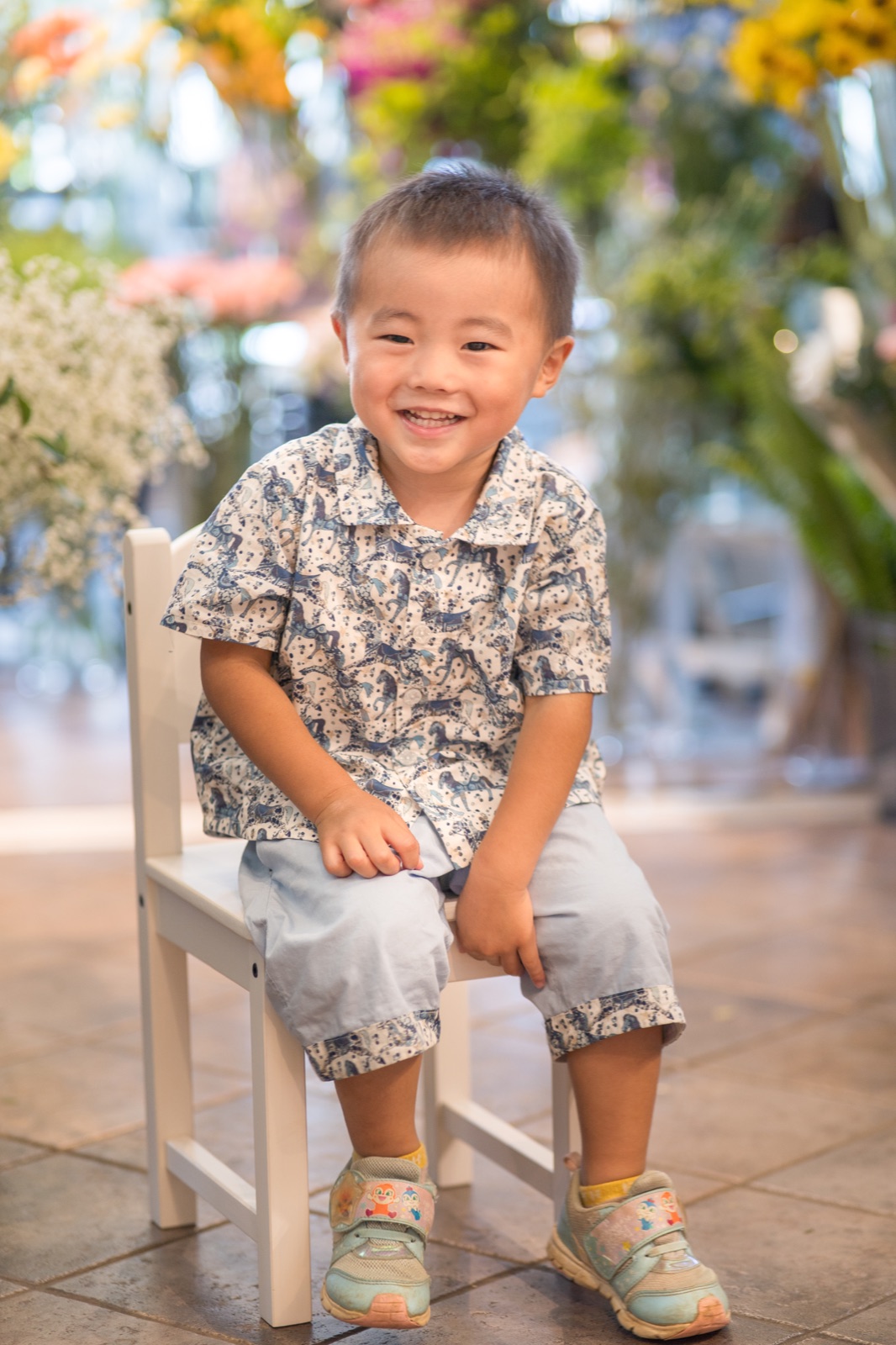 手作りのシャツとパンツを着た男の子