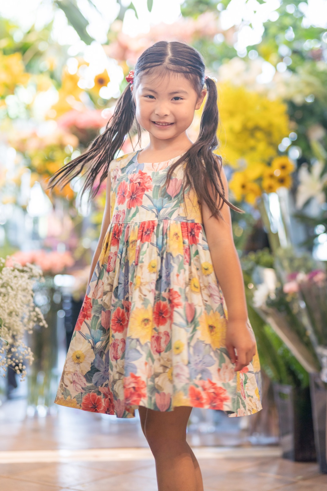 手作りの花柄ワンピースを着た女の子