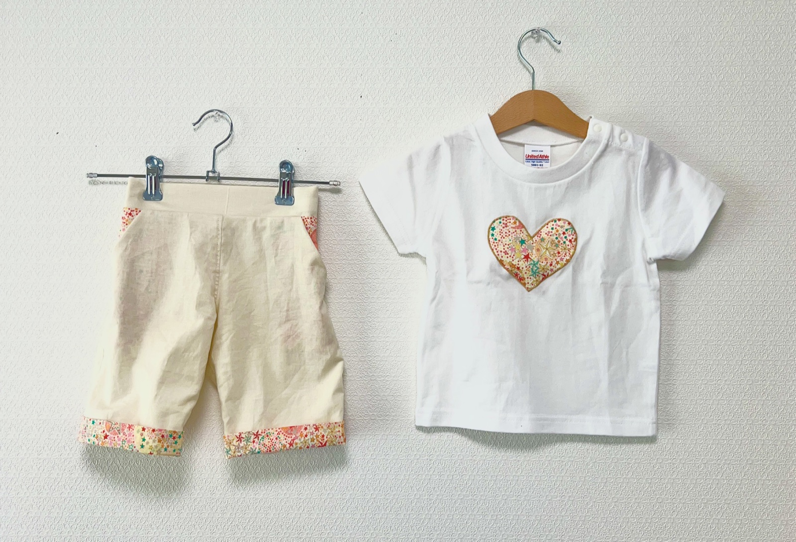 リバティ柄のハートTシャツとハーフパンツ