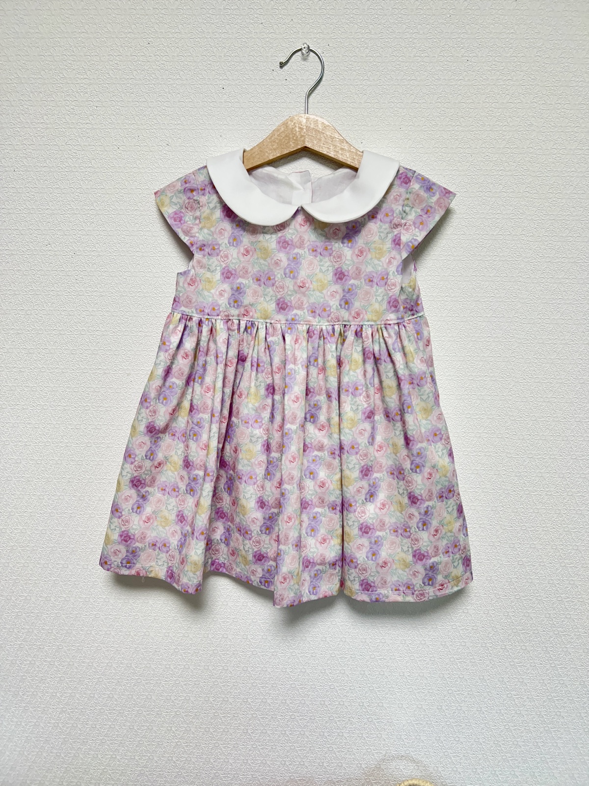 白い丸襟とキャップスリーブの花柄ワンピース
