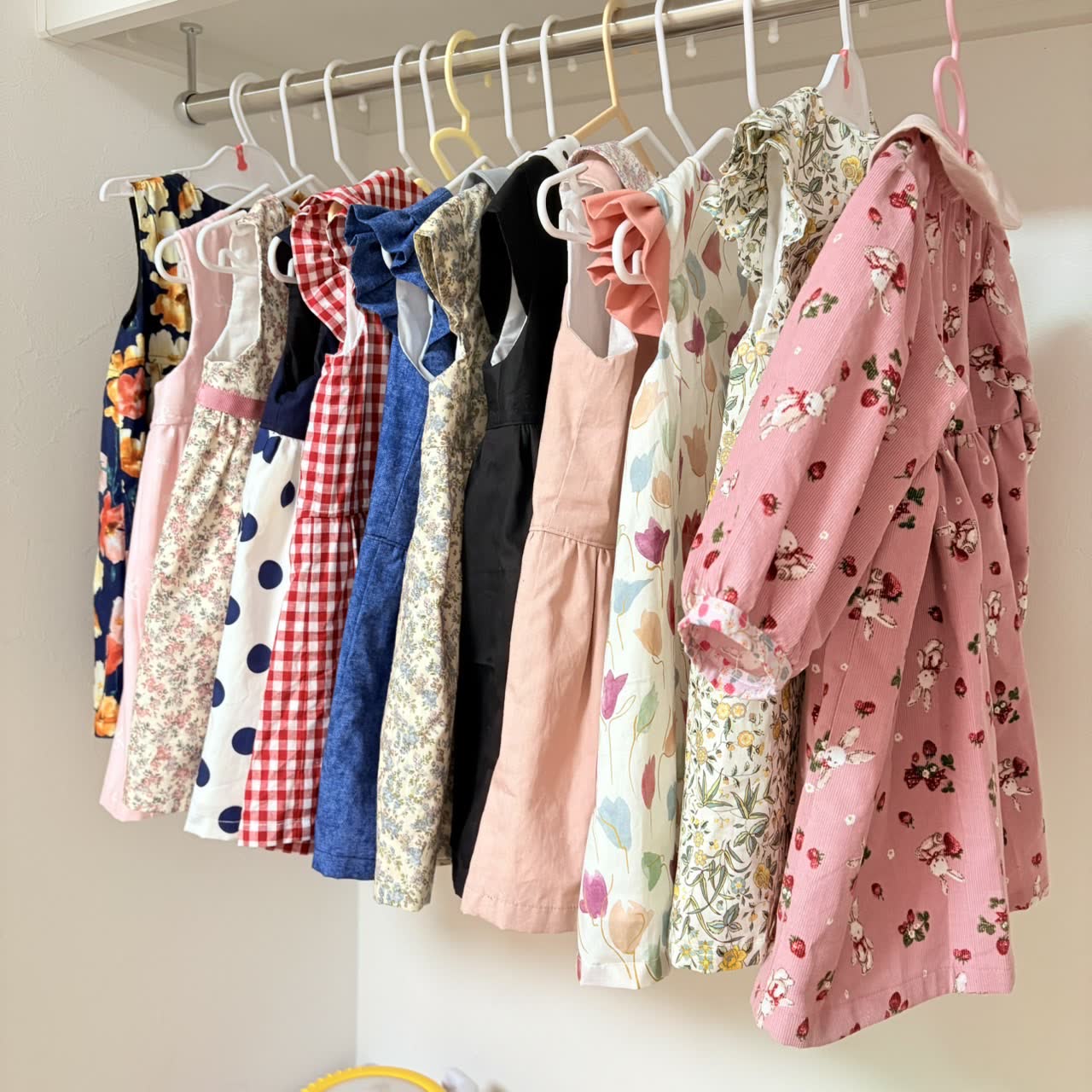 色や柄の異なる手作り子ども服が並ぶ作品