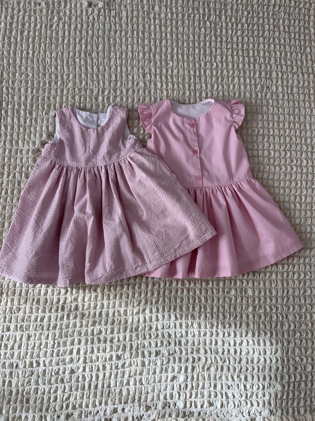 ピンク色の子ども用ノースリーブワンピース2着