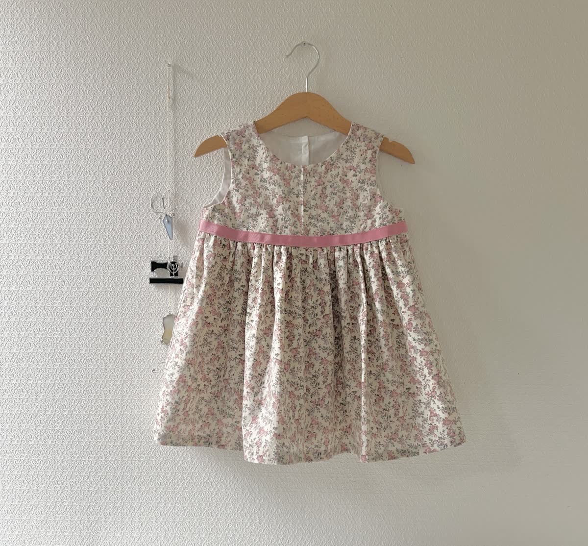 小花柄とピンクのリボンを組み合わせた子ども用ワンピース